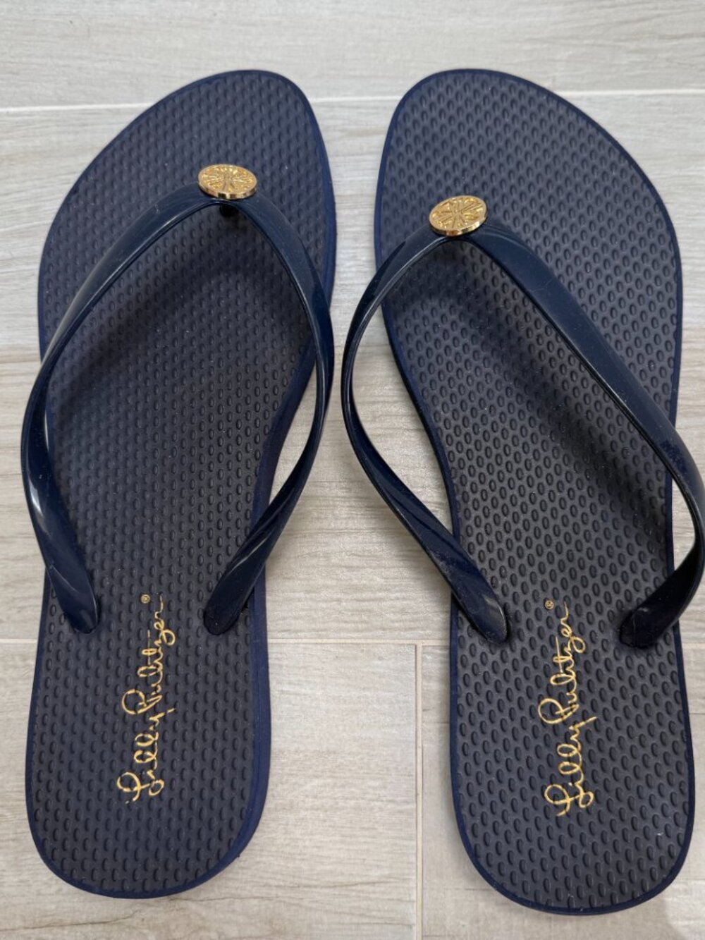 Lilly Pulitzer Navy Flip Flop with Gold Signature Accent Size 9/10